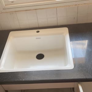 שיש כהה עם כיור לבן במטבח