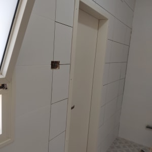 קיר אריחים עם פתח צנרת חשוף