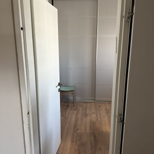 דלת לבנה פתוחה עם ידית מתכת