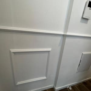 קיר גבס עם פנל דקורטיבי ולוח חשמל