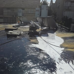 גג עם חומר איטום מבריק ושחור