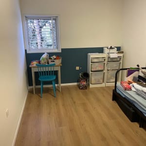 חדר עם קיר צבוע בחצי כחול וחצי לבן