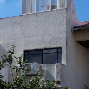 מבנה אלומיניום על גג עם דוד שמש