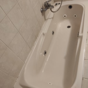 אמבטיה עם ברז ומקלחת, אריחים נקיים