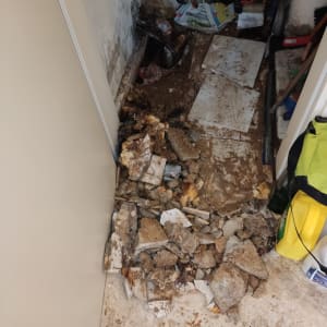 כלים וחומרים לתיקון צנרת, אבנים שבורות על הרצפה