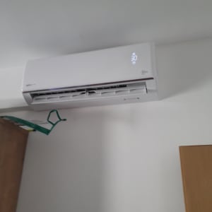 מזגן קיר לבן עם תצוגת טמפרטורה דולקת