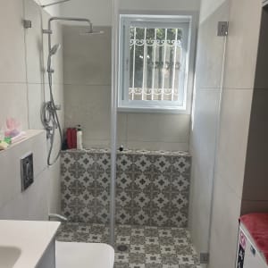 מקלחת עם ראש גשם, בקבוקי שמפו וסבון