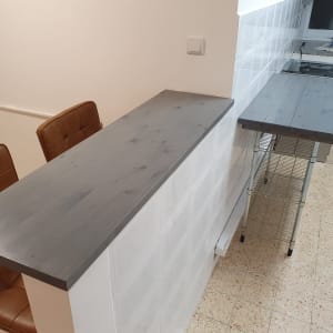 שולחן עץ כהה עם כיסאות עור חומים