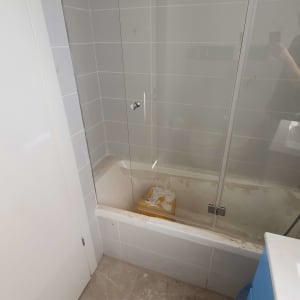 אמבטיה מלוכלכת עם שאריות חומרי ניקוי