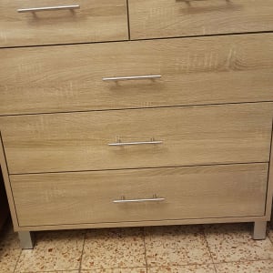 ארון עץ עם ידיות מתכת על רצפת אריחים