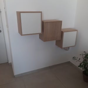 ארונות עץ תלויים על קיר לבן