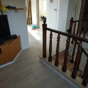 רצפת פרקט בהירה ליד מעקה עץ כהה