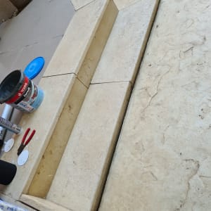 מדרגות אבן עם כלי עבודה ודלי צבע