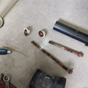 כלי עבודה וצינורות חלודים על רצפה