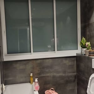 חלון אלומיניום עם מסגרת לבנה בחדר אמבטיה