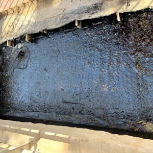 משטח אטום בזפת עם חור ניקוז