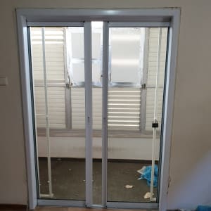 החלפת דלת ישנה לחדשה אטומה לרוח . עבודה נקייה ומעולה!!