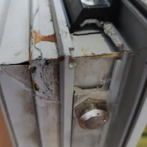 חלק עליון של תריס מתכת עם חלודה וברגים