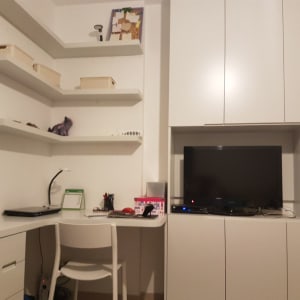 חדר עבודה עם מדפים, שולחן וכיסא