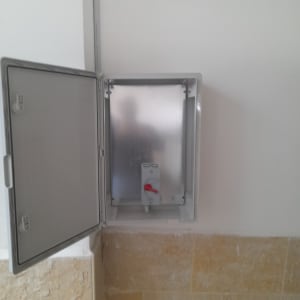 ארון חשמל פתוח עם מתג אדום בפנים