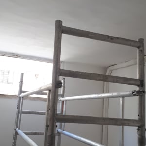 פיגום מתכת בחדר צבוע בלבן