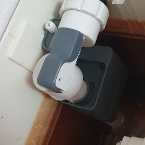 מנגנון פלסטיק לבן בתוך מיכל הדחה בשירותים