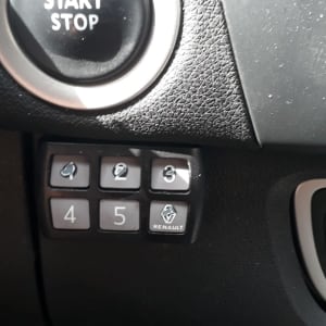 כפתור התנעה ומקשים ממוספרים ברכב רנו