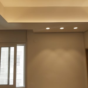 תקרה עם גופי תאורה שקועים וקיר גבס