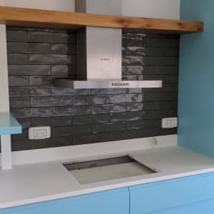 מטבח בשיפוץ עם ארונות כחולים וקולט אדים