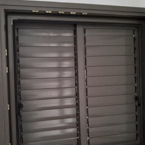 תריסים אפורים עם שלבים אופקיים סגורים