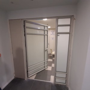 דלת אלומיניום עם זכוכית חלבית ומסגרת מתכת