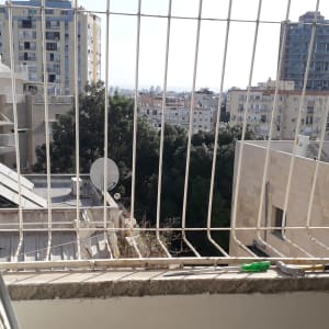 עבודת פירוק ותיקון מסגרת חלון בדירה