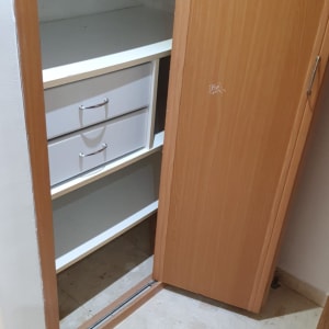 ארון עץ עם מדפים ומגירות לבנות