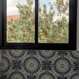 חלון אלומיניום עם מסגרת כהה