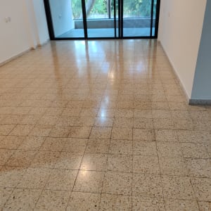 רצפה נקייה ומבריקה עם אריחים מבריקים