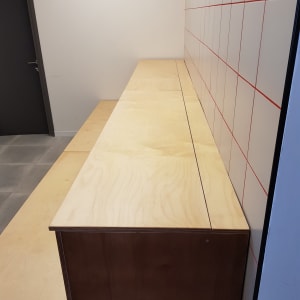 משטח עץ ארוך עם קווים ישרים על הקיר