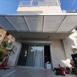 מרפסת עם מאוורר עומד וכלי עבודה על הרצפה