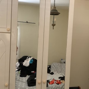 מראות בארון בגדים עם ידיות עץ