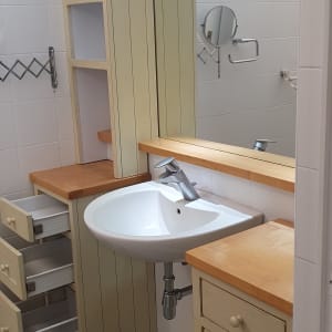 כיור עם ברז, מגירות פתוחות, מראה קטנה