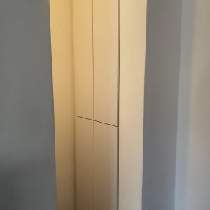 ארון עץ גבוה עם דלתות סגורות