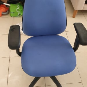 כיסא משרדי כחול עם כתמים על המושב