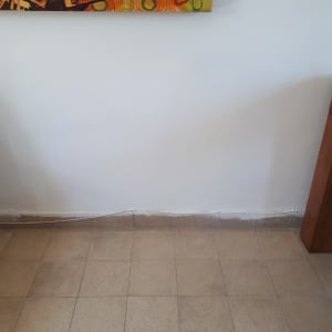 חלק מציור צבעוני עם צורות מעגליות וכתמים כתומים