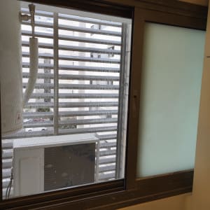 חלון עם מסגרת מתכתית ומסנן אוויר