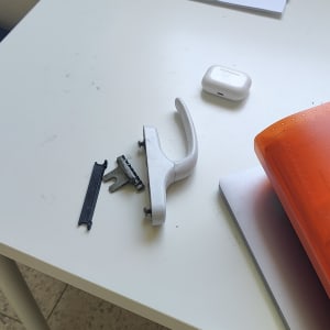 חלקי תריס על שולחן לבן