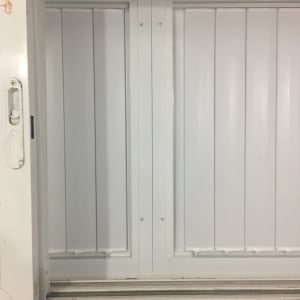 חלון אלומיניום עם תריסים סגורים