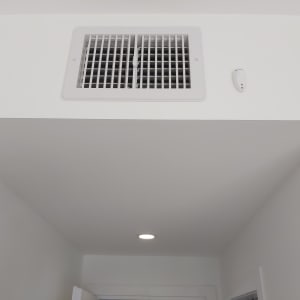 פתח אוורור בתקרה עם חיישן קיר