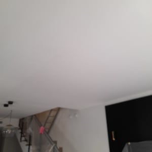 תקרת גבס לבנה עם תאורה שקועה