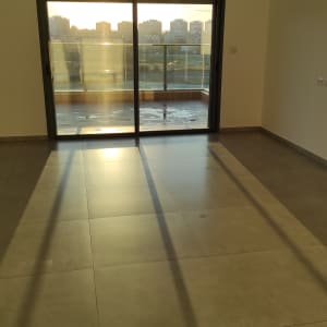 רצפה נקייה עם אור שמש חודר דרך חלון זכוכית