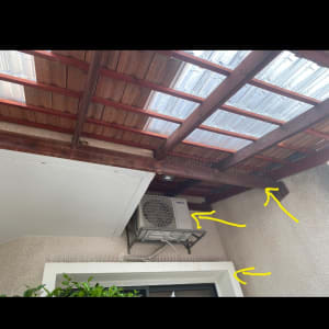 מזגן מותקן על קיר עם דוקרנים למניעת יונים