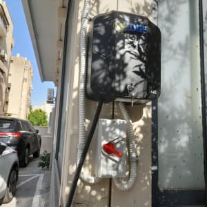 עמדת טעינה לרכב חשמלי עם כבל ומתג חשמלי